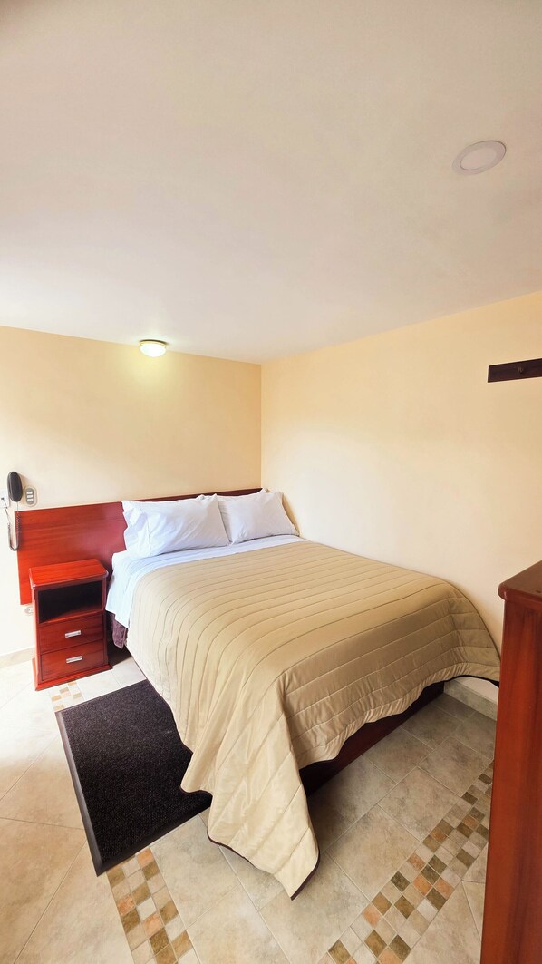 Economy Room, City View | Meja, ruang kerja komputer riba, Wi-fi percuma 