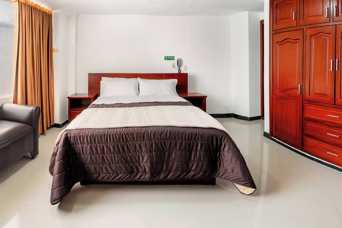 Standard Room, Balcony, City View | Meja, ruang kerja komputer riba, Wi-fi percuma