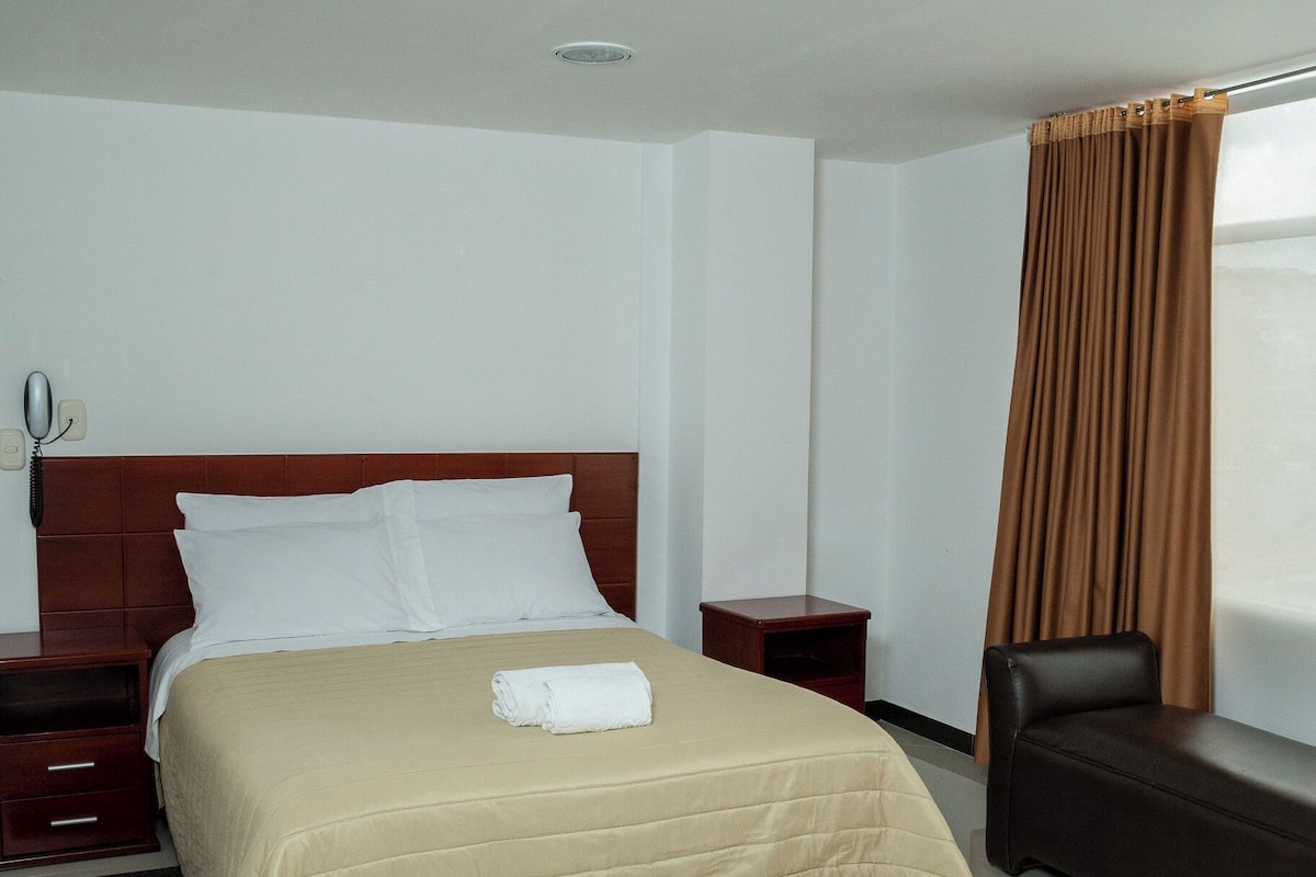Standard Room, Balcony, City View | Meja, ruang kerja komputer riba, Wi-fi percuma
