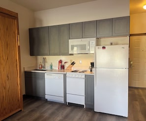 Microondas, horno, parrilla de estufa y lavavajillas 