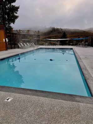 Piscine intérieure, piscine extérieure