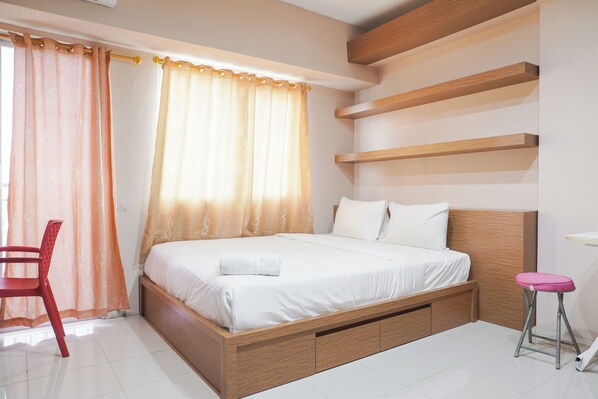 Une chambre à coucher moderne avec un lit en bois, un bureau et une chaise.
