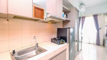 Standard Apartment | Private kitchen | Cookware/dishes/utensils