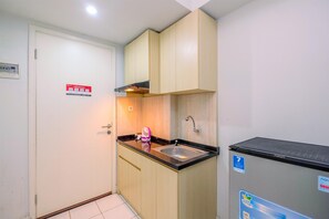 Standard Apartment | Private kitchen | Cookware/dishes/utensils - Simple And Cozy Living Studio At Dramaga Tower Apartment (Dramaga)