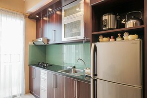 Standard Apartment | Private kitchen | Cookware/dishes/utensils