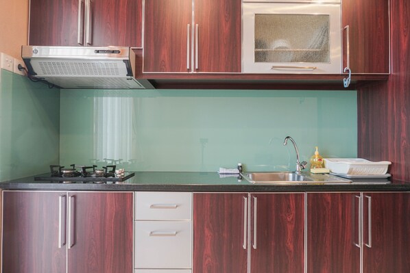 Standard Apartment | Private kitchen | Cookware/dishes/utensils