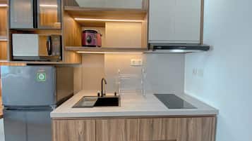 Standard Apartment | Private kitchen | Cookware/dishes/utensils