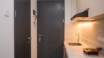 Standard Apartment | Private kitchen | Cookware/dishes/utensils