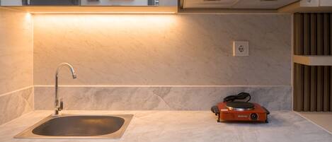 Standard Apartment | Private kitchen | Cookware/dishes/utensils