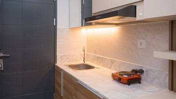 Standard Apartment | Private kitchen | Cookware/dishes/utensils