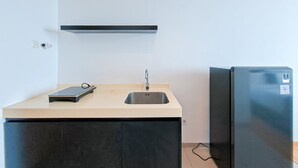 Private kitchen - Stylish Studio At Tree Park City Cikokol Apartment (Tangerang)