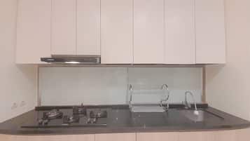 Apartemen Standar | Dapur pribadi | Lemari es dan peralatan masak/sendok-piring