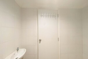 Standard Apartment | Bathroom
