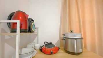 Apartamento standard | Cozinha privada | Talheres/pratos/utensílios de cozinha
