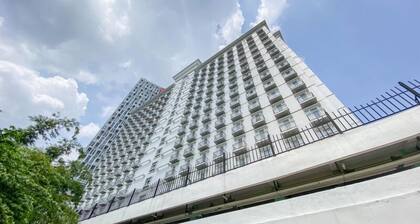 Simple White Accent Studio At Apartment Paltrow City