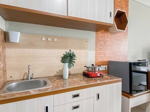 Standard Apartment | Private kitchen | Cookware/dishes/utensils