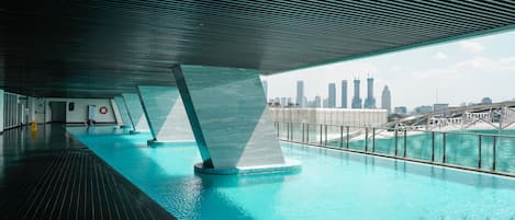 Una piscina al aire libre