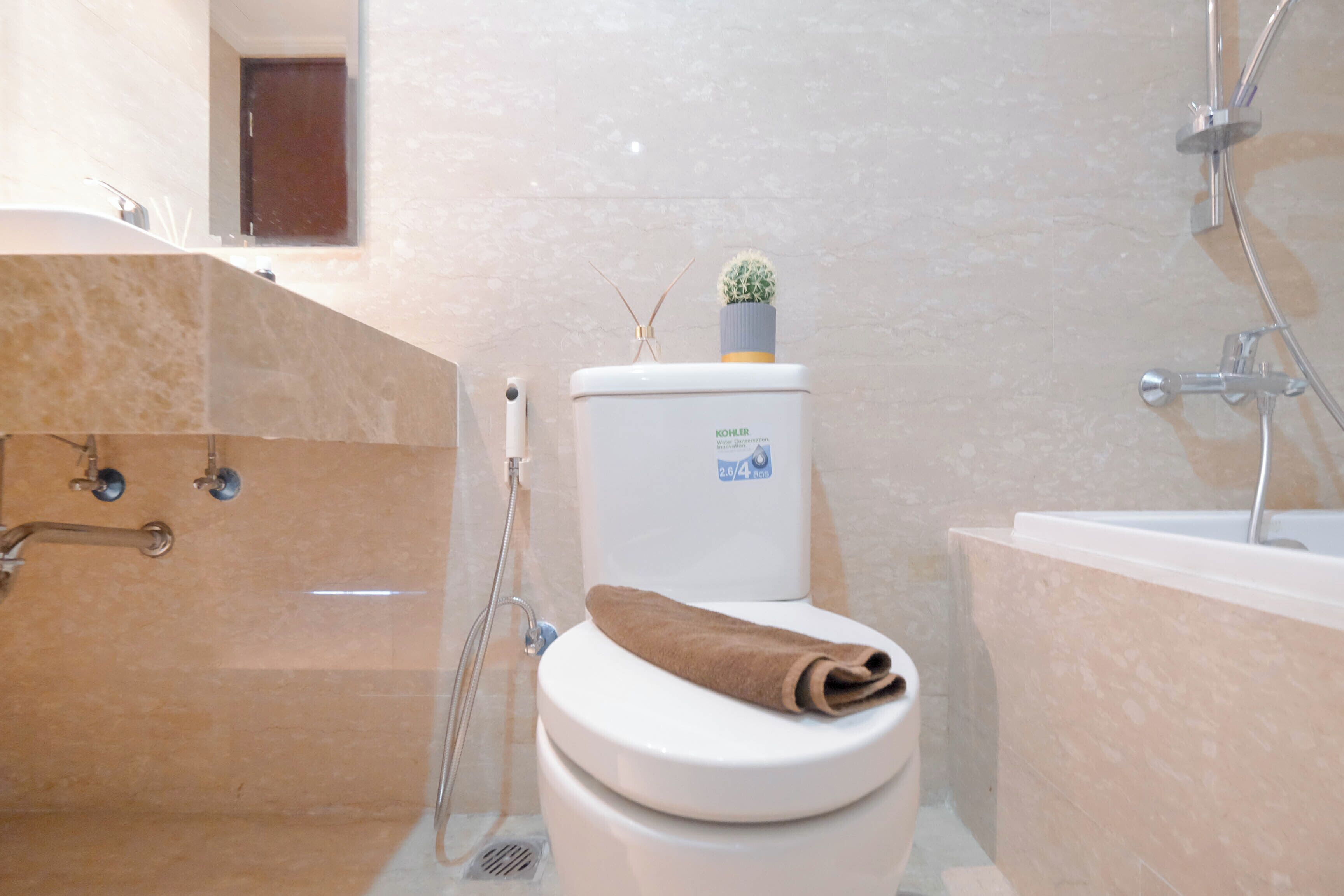 Une salle de bain avec des toilettes, une douche et une baignoire.