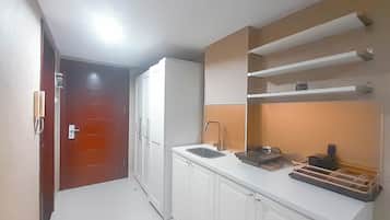 Apartemen Standar | Dapur pribadi | Peralatan masak/sendok-piring