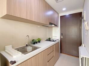 Standard Apartment | Private kitchen | Cookware/dishes/utensils
