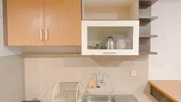 Standard Apartment | Private kitchen | Cookware/dishes/utensils
