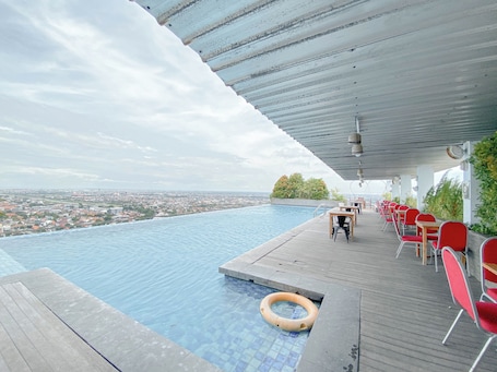 泳池. 靠近商场的开间房间在星辰三宝垄公寓