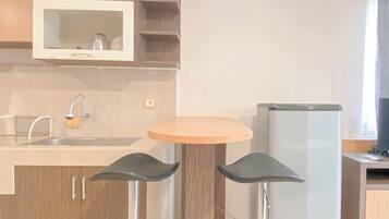 Standard Apartment | Private kitchen | Cookware/dishes/utensils