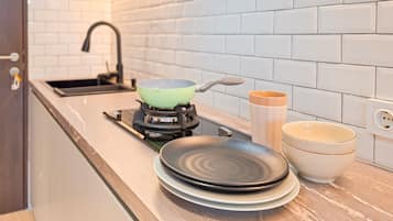 Standard Apartment | Private kitchen | Cookware/dishes/utensils