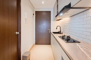 Standaard appartement | Privékeuken | Kookgerei, borden en bestek