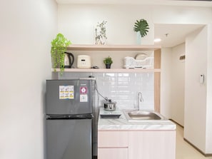 Private kitchen - White Accent Studio At Apartment Meikarta Near Paramadina University (Cikarang)