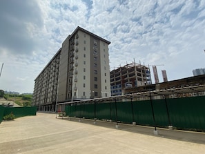 Exterior - White Accent Studio At Apartment Meikarta Near Paramadina University (Cikarang)