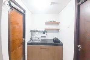 Standard Apartment | Private kitchen | Cookware/dishes/utensils