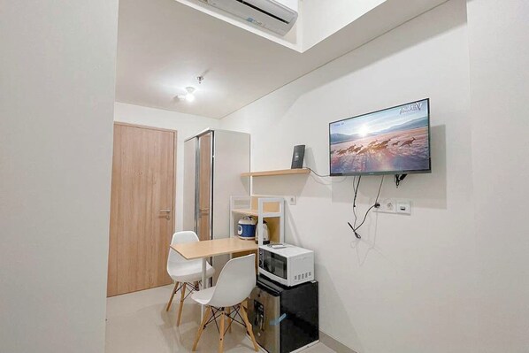 Standard-Apartment | Essbereich im Zimmer