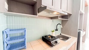 Standard Apartment | Private kitchen | Cookware/dishes/utensils