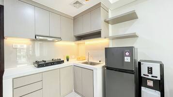 Standard Apartment | Private kitchen | Cookware/dishes/utensils