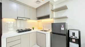 Standard Apartment | Private kitchen | Cookware/dishes/utensils