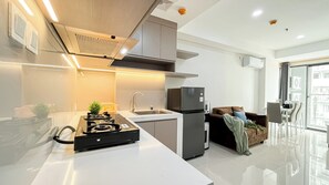 Cookware/dishes/utensils
