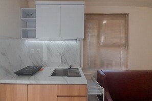 Private kitchen - Simple And Homey 2Br At Parahyangan Residence Apartment (Bandung)
