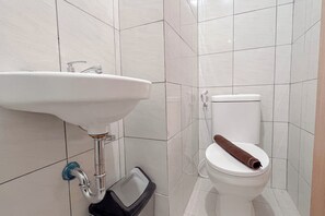 Bathroom - White Style Studio (No Kitchen) Apartment Bandaraya - Tallasa City Makassar (Makassar)