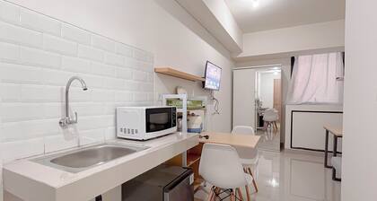 White Style Studio (No Kitchen) Apartment Bandaraya - Tallasa City Makassar