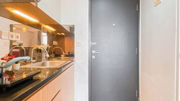 Standard Apartment | Private kitchen | Cookware/dishes/utensils