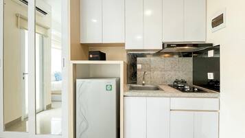 Standard Apartment | Private kitchen | Cookware/dishes/utensils