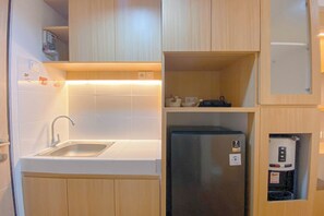 Standard Apartment | Private kitchen | Cookware/dishes/utensils