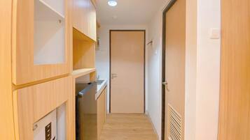 Standard Apartment | Private kitchen | Cookware/dishes/utensils