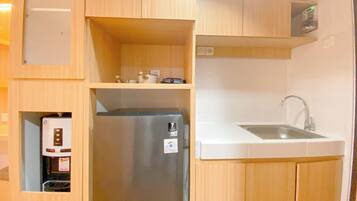 Standard Apartment | Private kitchen | Cookware/dishes/utensils