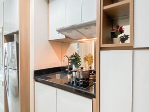Standard Apartment | Private kitchen | Cookware/dishes/utensils