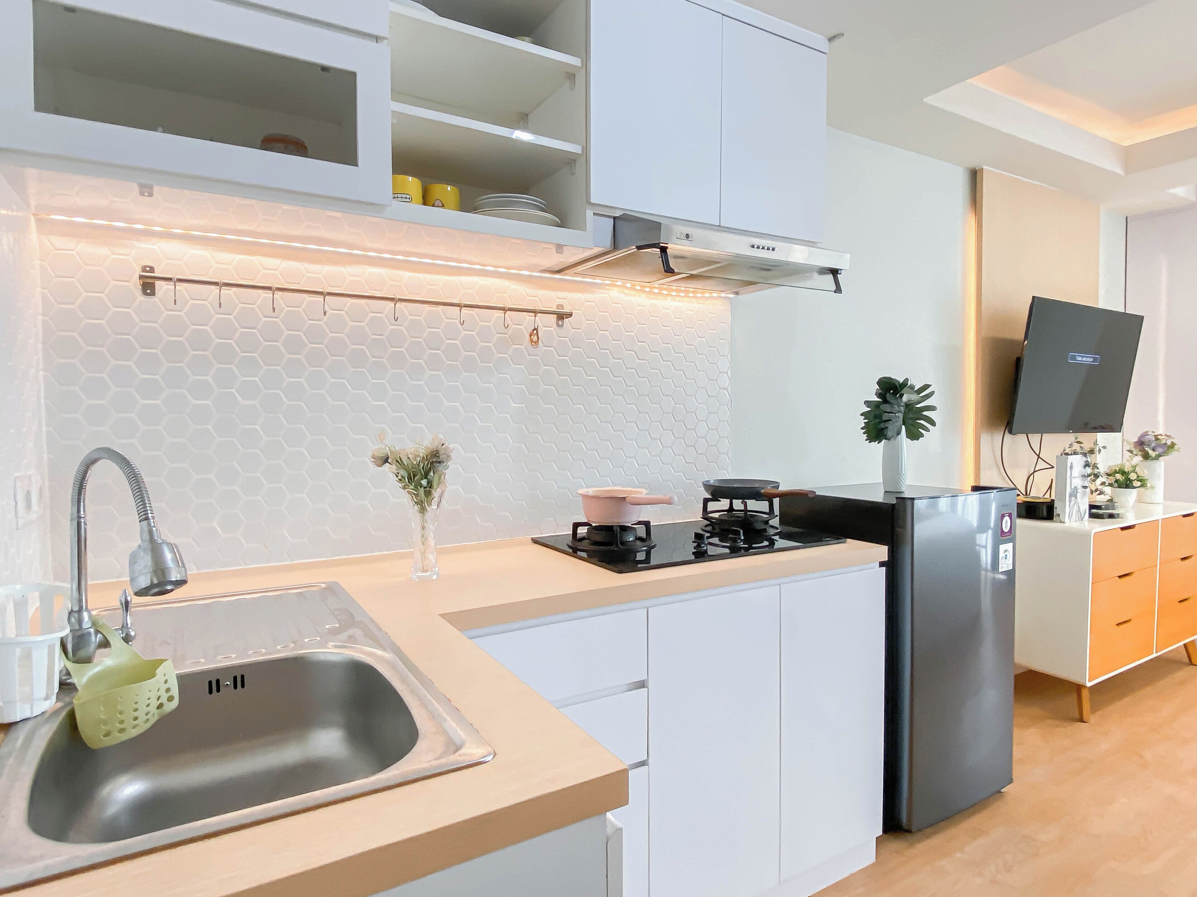 Standard Apartment | Private kitchen | Cookware/dishes/utensils