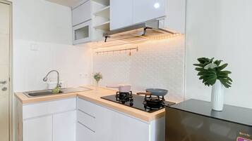 Apartamento standard | Cozinha privada | Talheres/pratos/utensílios de cozinha