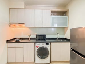 Standard Apartment | Private kitchen | Cookware/dishes/utensils
