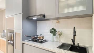 Standard Apartment | Private kitchen | Cookware/dishes/utensils
